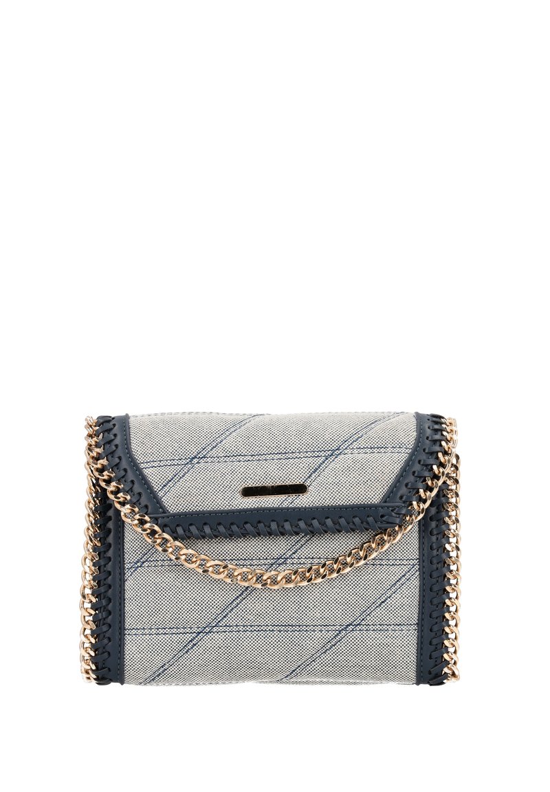 Struktureret grå og blå ternet stof håndtaske med guld kædetras og kontrasterende mørkeblå kant, der har et fold-over klapdesign.