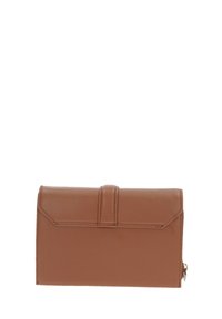 Portafoglio in pelle marrone con design piatto, bordi cuciti e una pattina frontale con chiusura magnetica. Include una zip in tono oro.