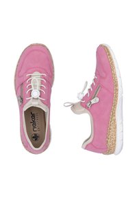 Baskets en cuir rose avec lacets blancs, fermeture éclair sur le côté et semelle à texture semblable au liège. Comprend un intérieur rembourré et une marque "Rieker Antistress".