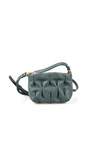 Borsa a tracolla in pelle color teal con texture arricciata, hardware dorato e tracolla regolabile. Dimensioni compatte ideali per gli oggetti essenziali.