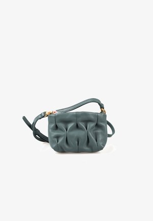 Tyrkysová kožená taška přes rameno s nabranou texturou, zlatým kováním a nastavitelným popruhem. Kompaktní velikost ideální pro malé nezbytnosti.