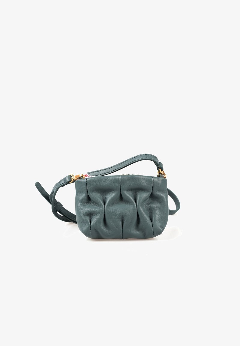 Borsa a tracolla in pelle color teal con texture arricciata, hardware dorato e tracolla regolabile. Dimensioni compatte ideali per gli oggetti essenziali.