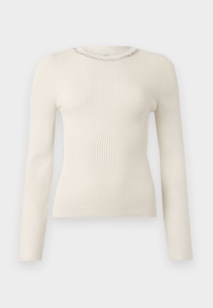 Suéter crema de canalé con mangas largas y escote redondo, acentuado con una línea de perlas decorativas en el cuello. Textura suave.