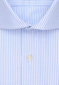 Chemise à col rayée bleu clair et blanche avec un bouton au niveau du cou ; le tissu a une texture lisse et un motif subtil.