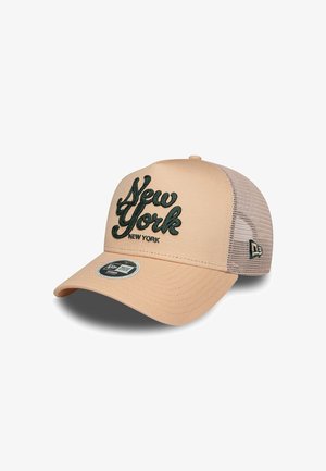Beige Baseballkappe mit grün gesticktem "New York"-Logo, Netzrücken, gebogenem Schirm und runder Logopatch auf der Vorderseite.