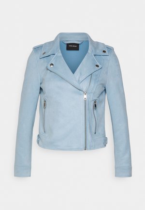 Veste biker bleu clair pour femme avec fermeture à glissière asymétrique sur le devant, revers crantés, détails à boutons-pression et deux poches zippées.