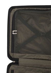Borsa da viaggio grigia con scomparti in rete, zip nere e texture di tessuto liscia. Presenta multiple sezioni per uno stoccaggio organizzato.