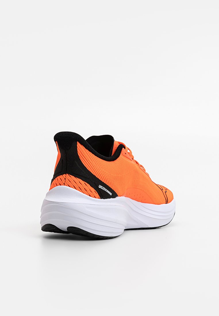 Scarpa da corsa arancione con un tallone e dettagli neri, caratterizzata da una tomaia testurizzata e un design della suola curva bianca per un'ammortizzazione efficace.