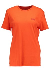 Camiseta de algodón naranja con manga corta, cuello redondo y un pequeño logo púrpura en el lado izquierdo del pecho. Textura suave, corte casual.