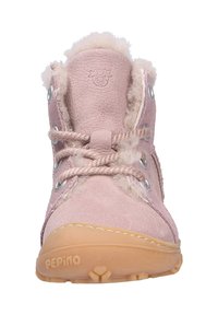 Stivale alla caviglia in suede rosa con una morbida fodera texturizzata, punta tonda, suola in gomma beige e occhielli in metallo per i lacci. Logo del marchio sulla parte superiore.