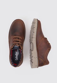 CallagHan Chaussures à lacets - camel