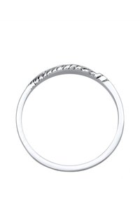 Silberner Ring mit einem glatten Band und einem strukturierten, wellenförmigen Design auf einer Seite. Die Oberfläche ist poliert und reflektierend.