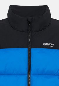 Svart och blå puffjacka med ståkrage och frontdragkedja, med en vit "Outdoors expedition" logotyp på bröstet.