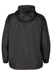 Veste noire à capuche en matériau léger et résistant à l'eau. Dispose de poignets élastiques et d'un ourlet droit ; texture lisse sans motifs visibles.