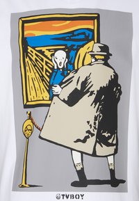 Biała koszulka z kolorową grafiką przedstawiającą osobę w beżowym płaszczu oglądającą słynny obraz, z żywymi niebieskimi i pomarańczowymi elementami tła.