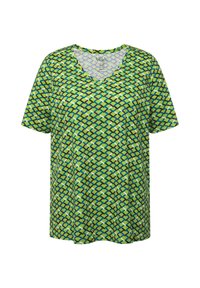Camiseta verde de manga corta con cuello en V, que presenta un patrón geométrico en tonos de verde, azul y marrón. Fabricada con un tejido suave y transpirable.