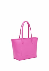 Sac fourre-tout rose en matériau texturé avec deux longues poignées, de forme rectangulaire spacieuse et un subtil détail de poche à l'avant.