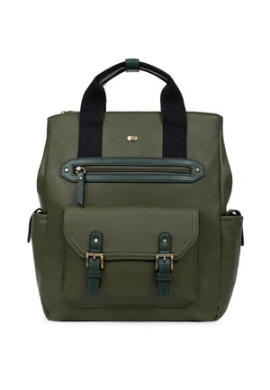 Plecak z oliwkowej skóry z czarnymi materiałowymi uchwytami, przednią kieszenią na zamek błyskawiczny oraz przednią kieszenią na klapie z dwoma paskami zapinanymi na klamry.
