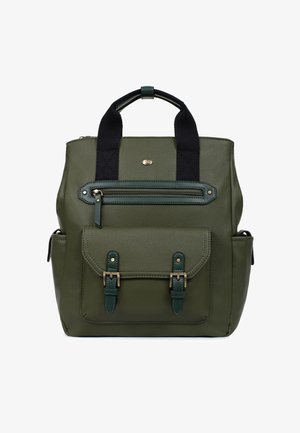 Plecak z oliwkowej skóry z czarnymi materiałowymi uchwytami, przednią kieszenią na zamek błyskawiczny oraz przednią kieszenią na klapie z dwoma paskami zapinanymi na klamry.