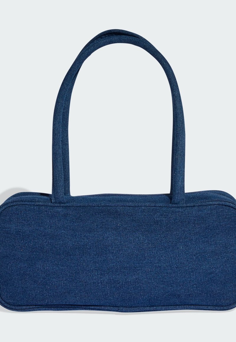 Borsa in denim dalla forma rettangolare, di colore blu scuro, con due manici robusti in tessuto e chiusura con cerniera lungo il bordo superiore.