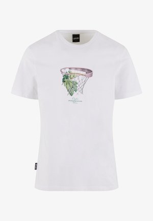 Biely bavlnený tričko s potlačou basketbalovej siete s zelenými listami a ovocím. Pod dizajnom je text "Cayler SPORT DE NATURE".