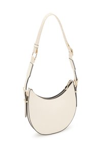 Bolso de hombro de cuero crema con forma curva, herrajes dorados y una cremallera negra en contraste. Correa ajustable para un uso versátil.