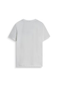 Camiseta de algodón blanca, de manga corta, con cuello redondo, textura suave, diseño básico, sin patrones ni acentos visibles. Vista trasera mostrada.