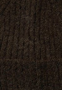 Tessuto a maglia marrone scuro con una superficie morbida e testurizzata, caratterizzata da fibre fini e subtle. Il materiale presenta un motivo a coste su tutta la superficie.