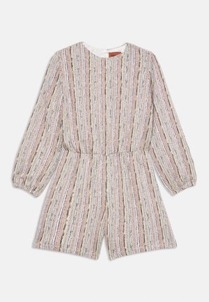 Combinaison à rayures colorées en tissu léger, dotée de manches longues, d'un col rond et d'une taille élastique avec détail de bouton.