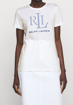 Osoba nosząca białą koszulkę z krótkim rękawem z niebieskim logo "RL Ralph Lauren" na przodzie.