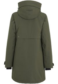 Parka impermeable de color verde oliva con capucha, yugo trasero, cierres a presión y puños elásticos. Textura suave con un diseño moderno y funcional.