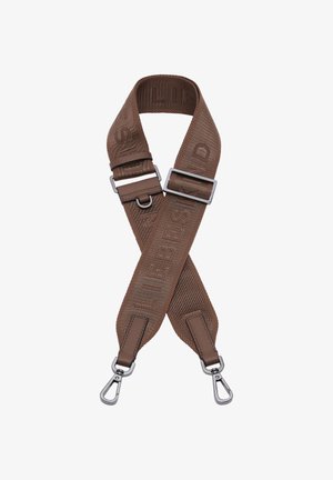 Sangle de sac en tissu marron réglable avec lettres embossées, bordure en cuir, anneau en D en métal et mousquetons rotatifs argentés aux deux extrémités.