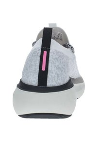 Scarpa da ginnastica grigia e bianca con un upper testurizzato, accentuazione nera sul tallone e una striscia rosa, dotata di una suola imbottita e sistema di calzatura con lacci.