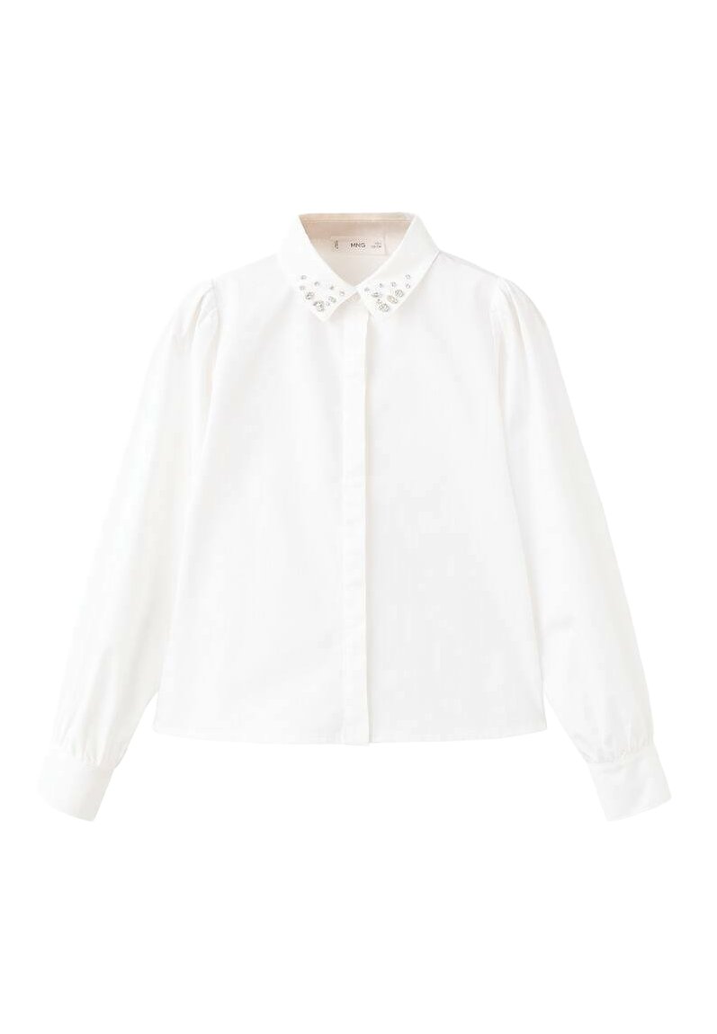 Chemise blanche à manches longues avec un col classique orné de décorations transparentes et des épaules bouffantes. Tissu lisse avec une fermeture boutonnée à l'avant.