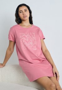 Triumph NIGHTDRESSES  - Nachtjapon - salsa