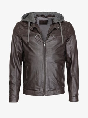 Veste en cuir marron avec capuche grise, poches poitrine à double zip, fermeture éclair à l'avant et poignets côtelés. Texture lisse avec détails de couture.