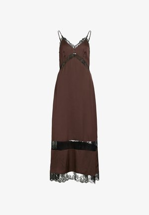 Barna selyem ruha állítható spagetti pántokkal, fekete csipkével a nyakvonalnál és az alján, valamint kivágással a mell alatt.