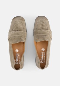 Beige suède loafers met geperforeerd voorontwerp, platte zool en gewatteerde binnenzool. "Falling in love" merklogo gedrukt aan de binnenkant.