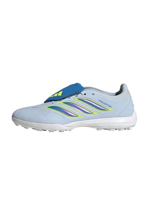 Lichtblauwe Adidas Predator voetbalschoen met iriserende strepen, gele accenten, blauw tongdekje en witte zool met kunstgrasnoppen.