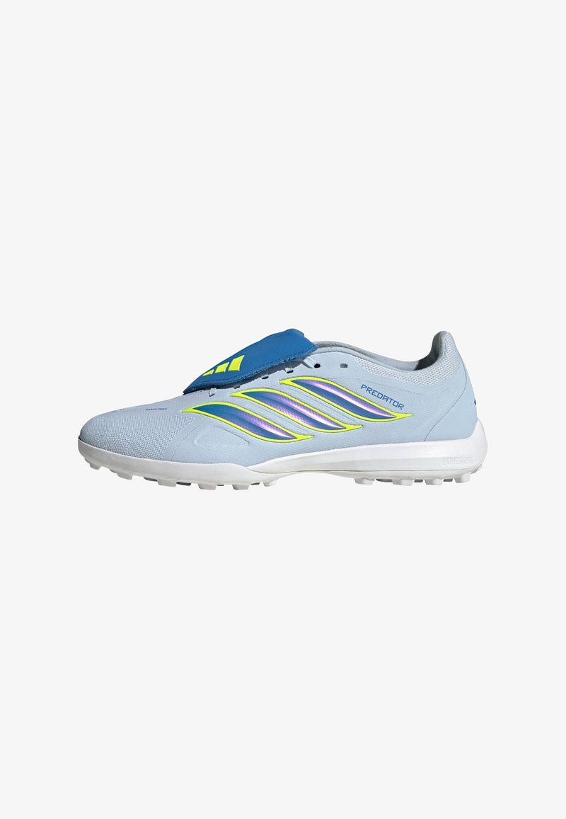 Chaussure de football Adidas Predator bleu clair avec des rayures irisées, des accents jaunes, une languette bleue et une semelle blanche avec des crampons pour gazon synthétique.