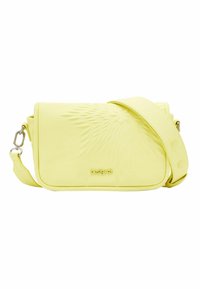 Borsa a tracolla in ecopelle gialla con motivo floreale stampato, tracolla regolabile e logo inciso sul davanti. Forma rettangolare compatta.