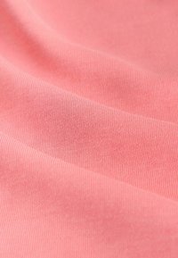 Tejido suave acanalado en un tono rosa claro, que muestra una textura lisa con un ligero elasticidad y una apariencia ligera.