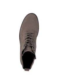 Stivale alla caviglia in pelle grigia con una texture liscia. Presenta lacci, dettagli metallici, punta tonda e un interno imbottito.