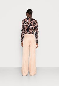 MARCIANO BY GUESS CAMILLA PANT - Calças - nude sand