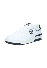 Sneaker bianco con tomaia in pelle, dettagli neri, linguetta imbottita e logo laterale. Presenta aree perforate e una suola in gomma per una migliore trazione.
