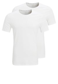 To enkle, hvite t-skjorter med korte ermer, rund hals, laget av glatt bomullsstoff uten mønstre eller grafikk, enkel design.