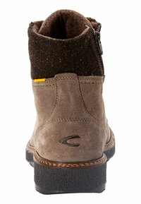 Braune Wildleder-Stiefelette mit einem dunkelbraunen Textilkragen, seitlichem Reißverschluss, strukturiertem Gummisohle und dekorativen Nähten.