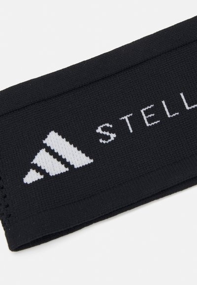 Fascia nera in tessuto con superficie testurizzata e loghi ricamati bianchi. Il design include un caratteristico motivo a tre strisce.