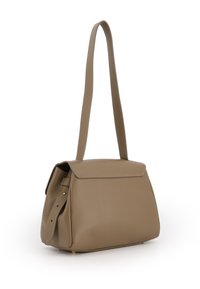 Beige Lederhandtasche mit strukturierter Form, flachem Oberteil und einem verstellbaren Schultergurt. Sie verfügt über minimale Nähte und keine sichtbaren Beschläge.