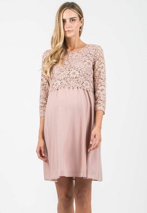 Abito rosa con top in pizzo, maniche a tre quarti e gonna in chiffon fluida, caratterizzato da un colletto rotondo e texture trasparente.